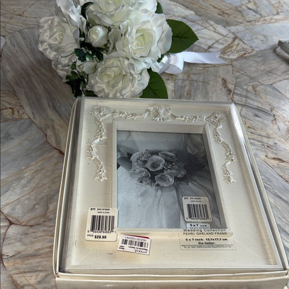 The Cellar"Wedding Collection PEARL GARLAND‎ FRAME"